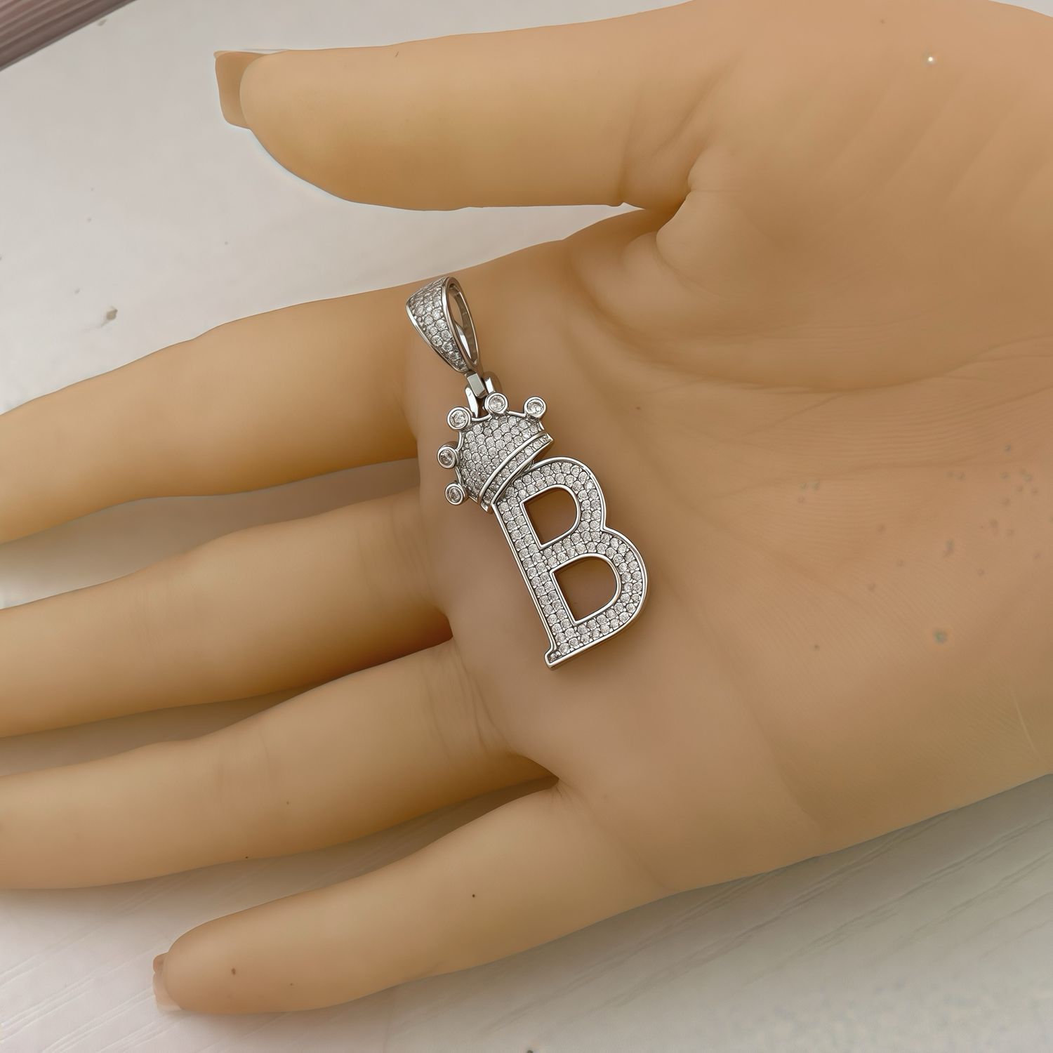 Dije Letra B con Corona en Micropabe, mide 4cm ideal para cadenas de 5mm  o menos, en Plata Italiana.