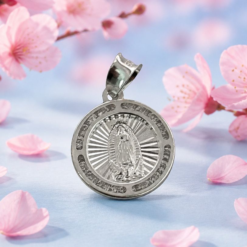 Dije Medalla Virgen de Guadalupe Diamantada, mide 1.5cm, iodeal para cadenas de 3mm o menos