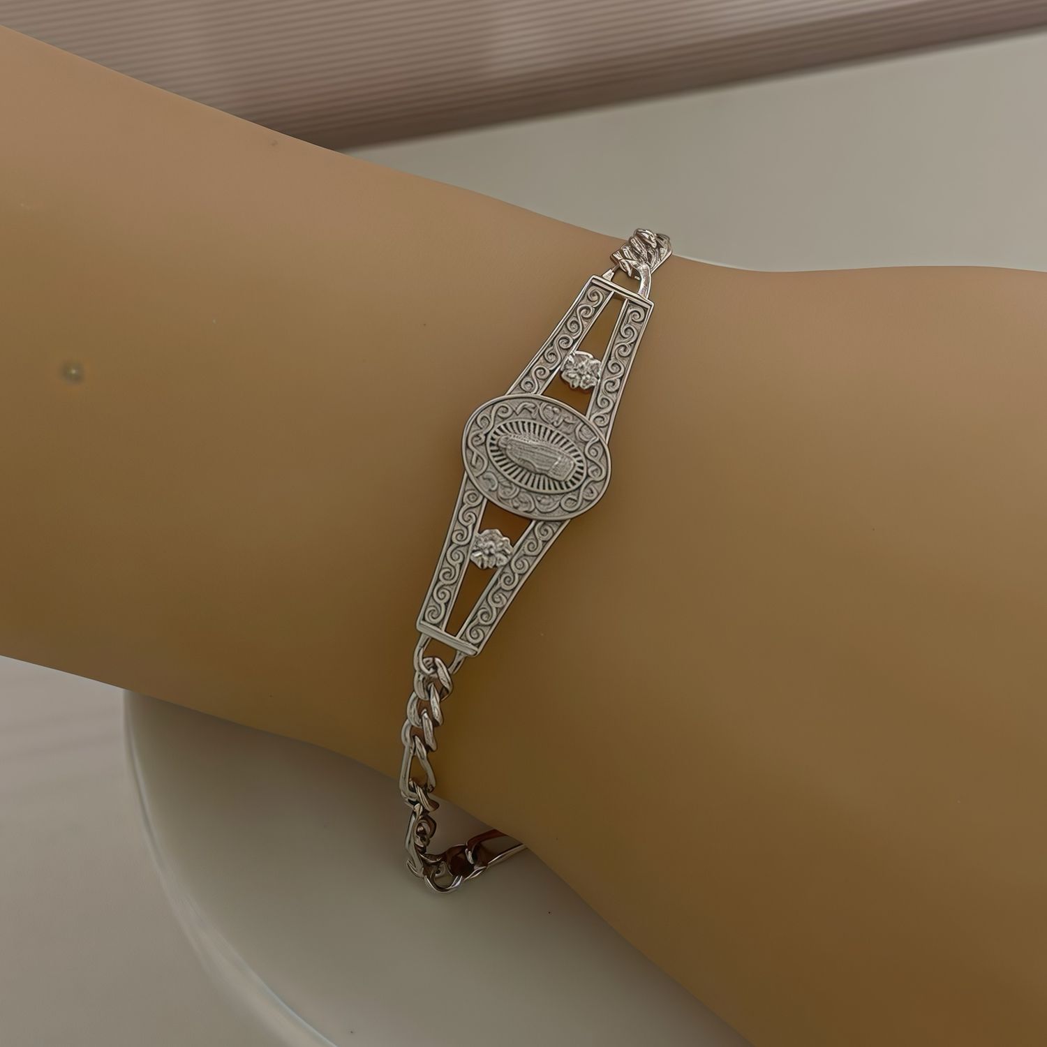 Pulsera estilo Figaro con Virgen de Guadalupe, mide 7.5" de largo, en Plata 925 Italiana con Rodio