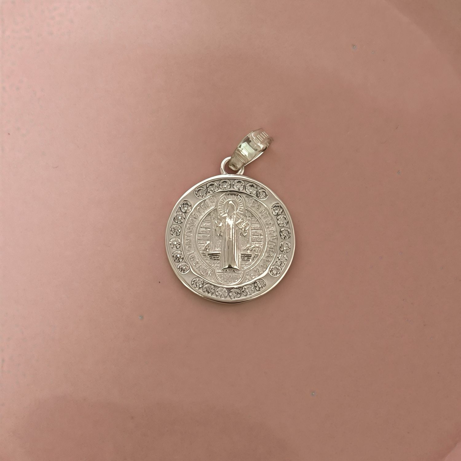 Dije Medalla San Benito con Zirconias, mide 2cm, ideal para cadenas de 3mm o menos, en Plata 925 Mexicana.