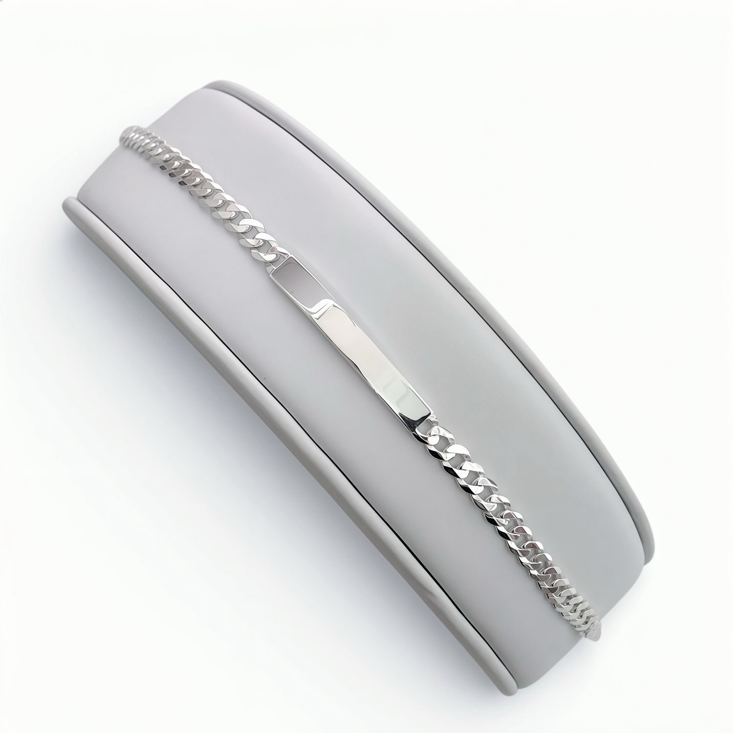 Pulsera con Placa estilo Cubano, 5mm de ancho, mide 8" de largo, en plata 925 Italiana.