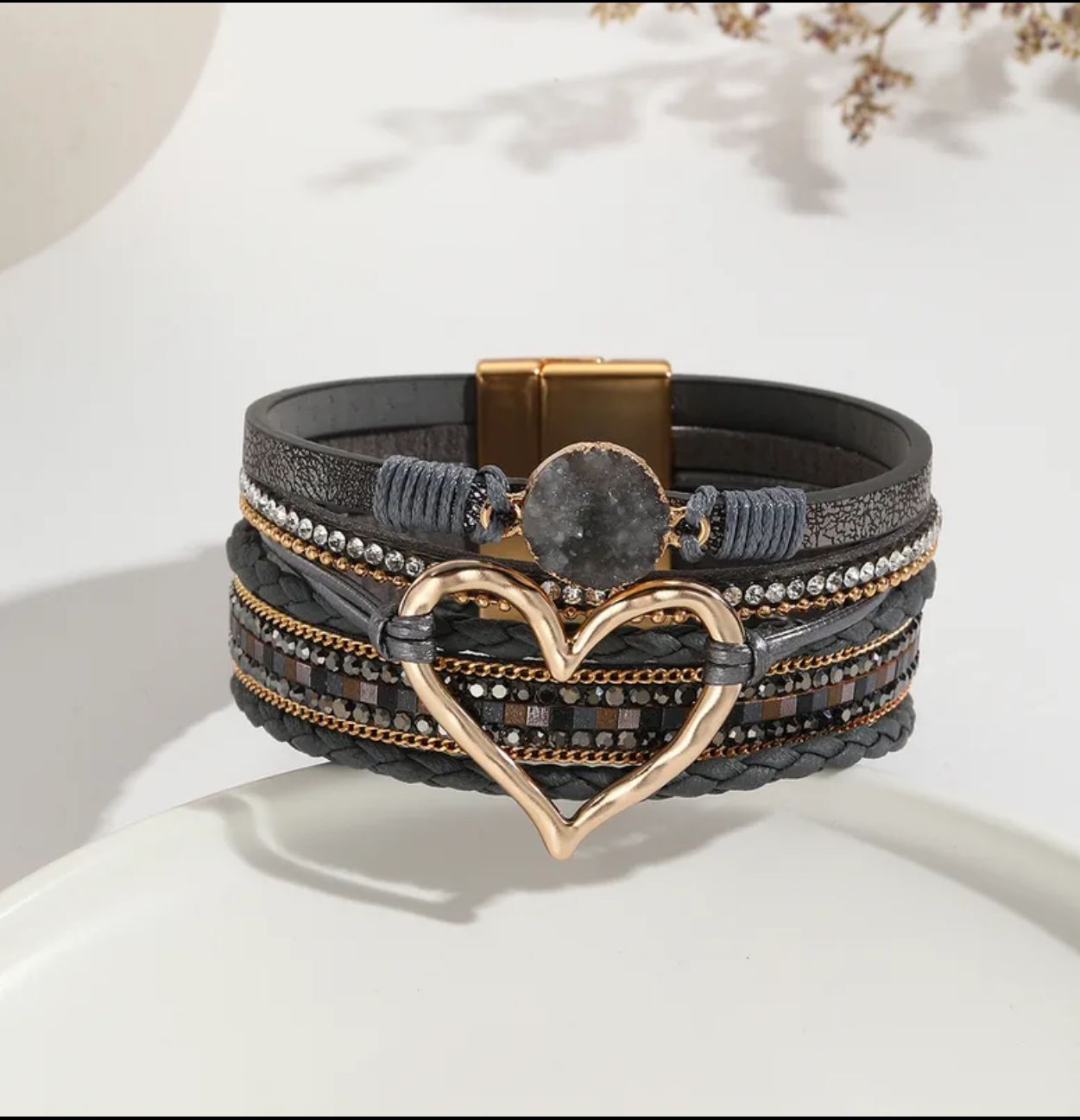 Pulsera pu Leather color Gris con corazón  mide 7.5" de largo