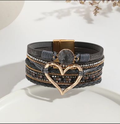 Pulsera pu Leather color Gris con corazón  mide 7.5" de largo