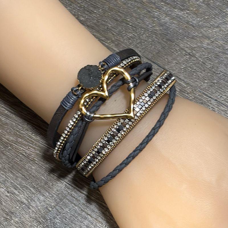 Pulsera pu Leather color Gris con corazón  mide 7.5" de largo