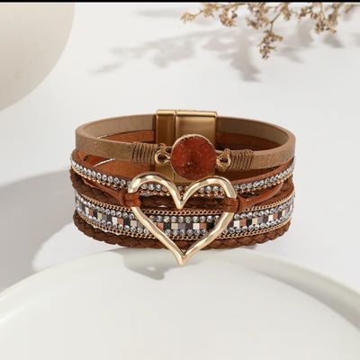 Pulsera pu Leather color café  con corazón  mide 7.5" de largo