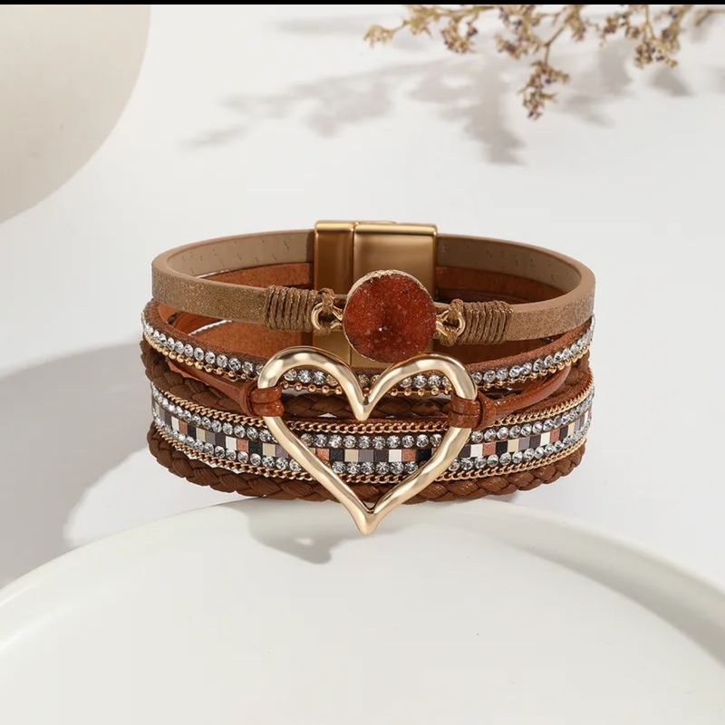 Pulsera pu Leather color café  con corazón  mide 7.5" de largo