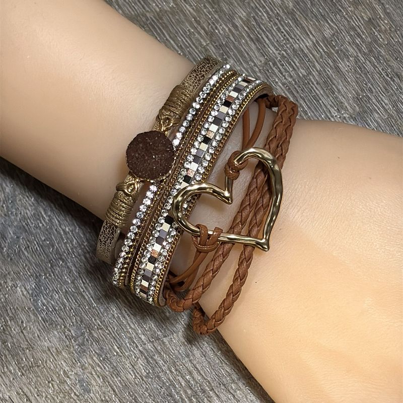 Pulsera pu Leather color café  con corazón  mide 7.5" de largo