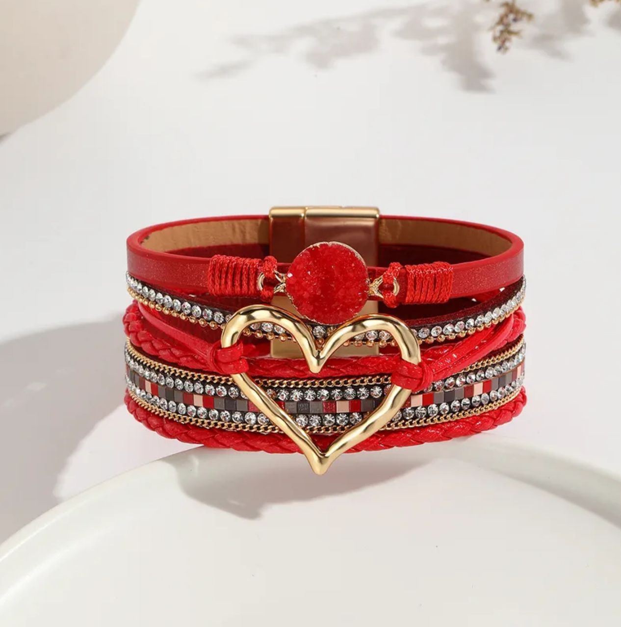 Pulsera pu Leather color Rojo con corazón  mide 7.5" de largo