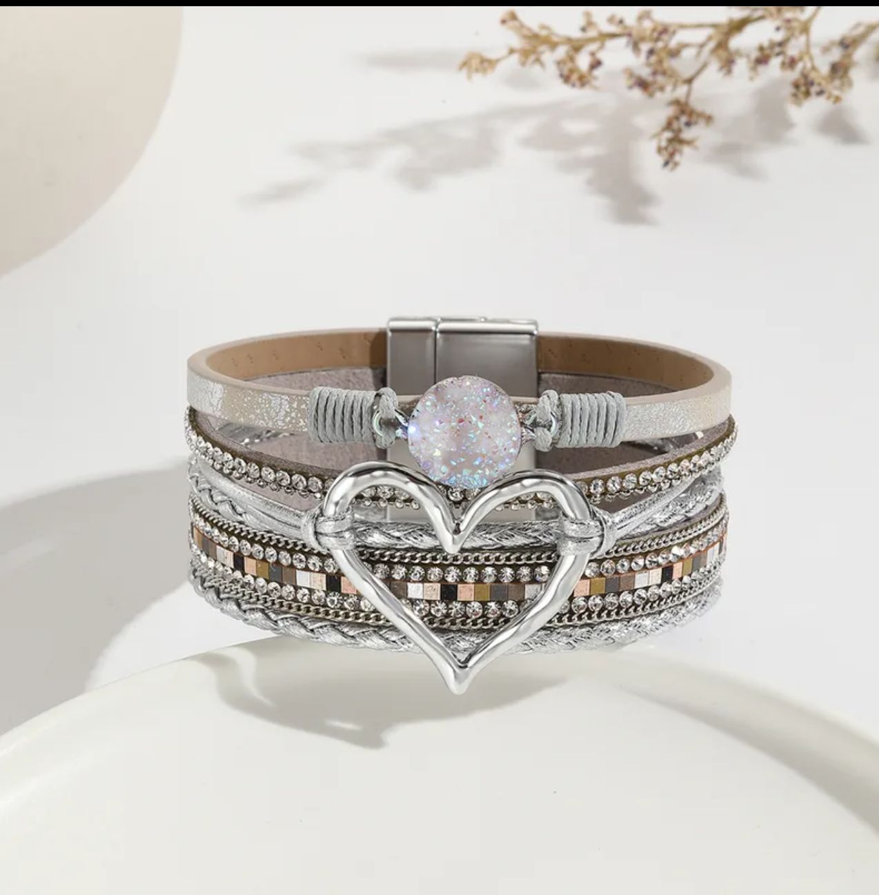 Pulsera pu Leather color Plateado con corazón  mide 7.5" de largo