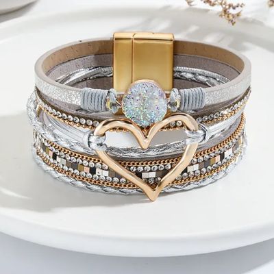 Pulsera pu Leather color Plateado con corazón  mide 7.5" de largo