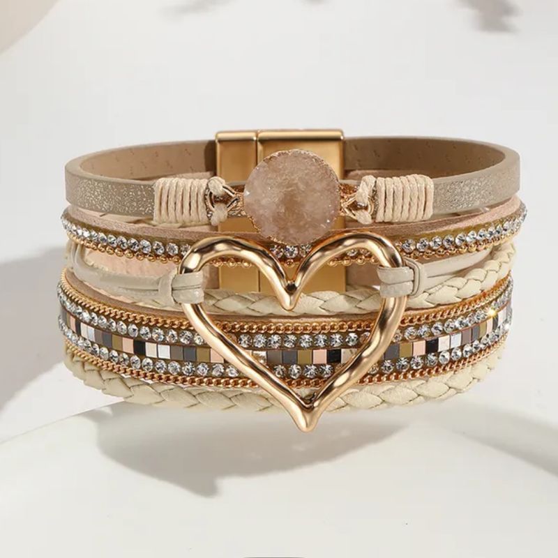 Pulsera pu Leather color Camel con corazón  mide 7.5" de largo