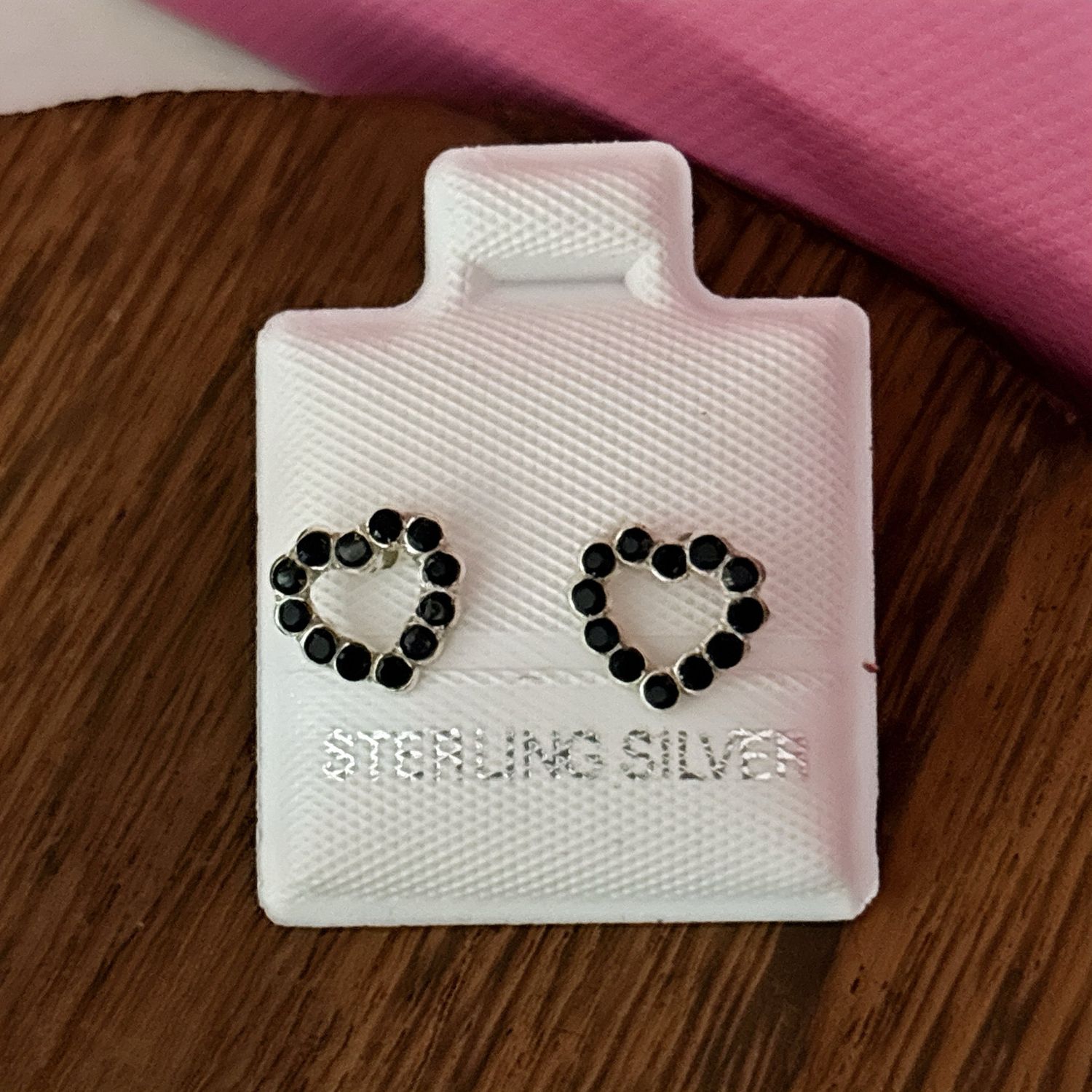 Broquel Corazon Silueta con Cristales Verdes, Broche de media Bolita Plata 925 MX