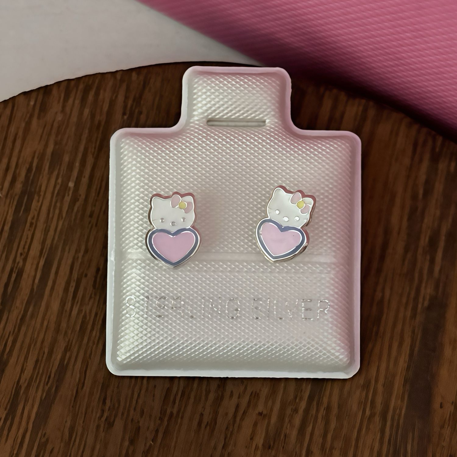 Broquel Gatita con Corazon Rosa Claro Esmaltado con broche de media bolita, Plata 925 MX