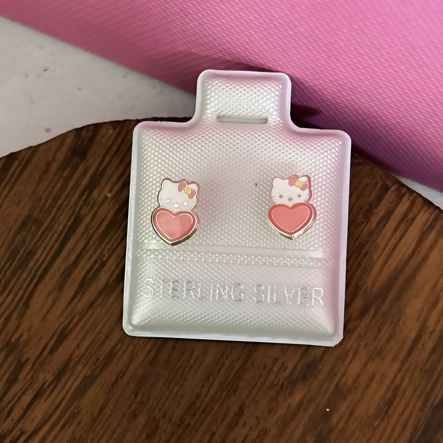 Broquel Gatita con Corazon Rosa  Esmaltado con broche de media bolita, Plata 925 MX