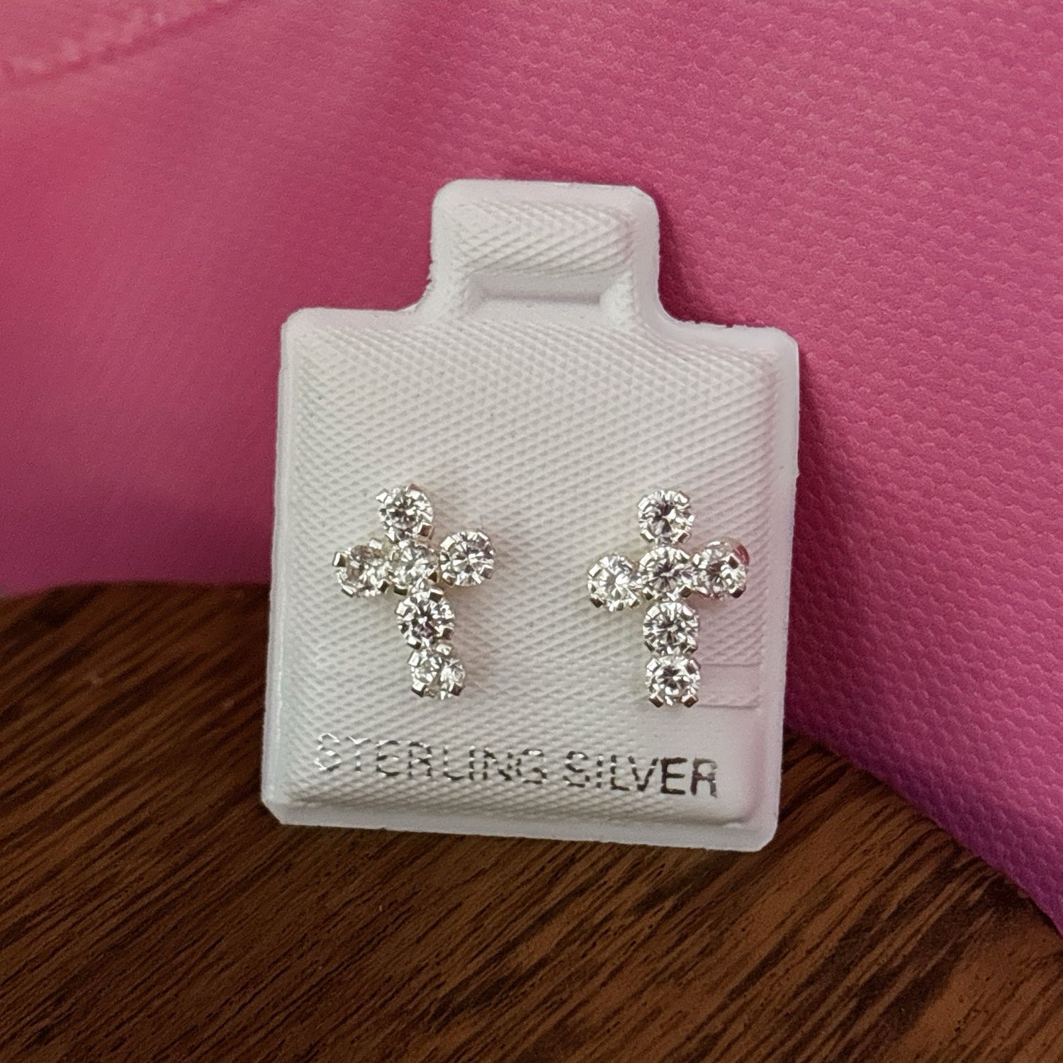 Broquel Cruz con Zirconias Blancas Broche de Bolita, Plata 925 MX