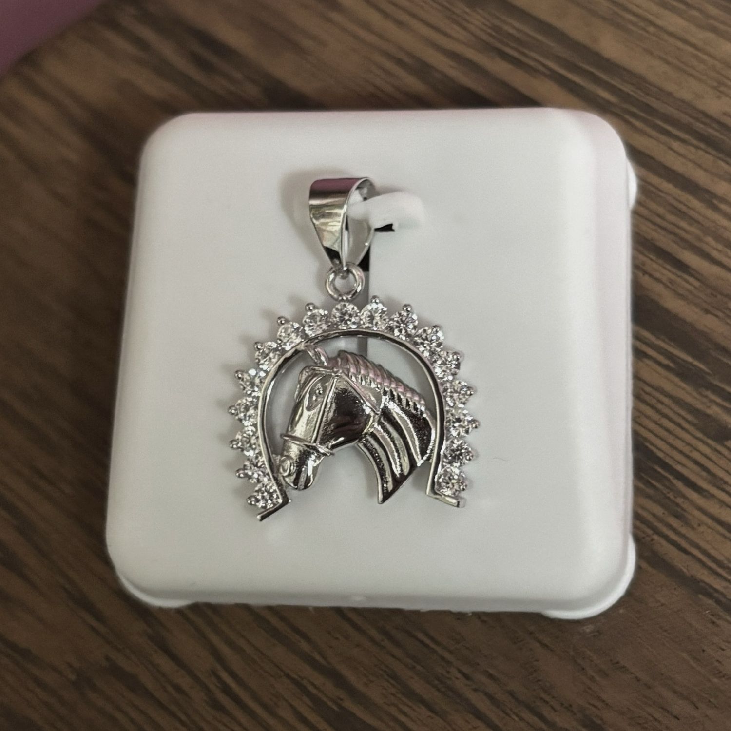 Dije Herradura con zirconias, mide 2cm, Plata 925 Italiana.