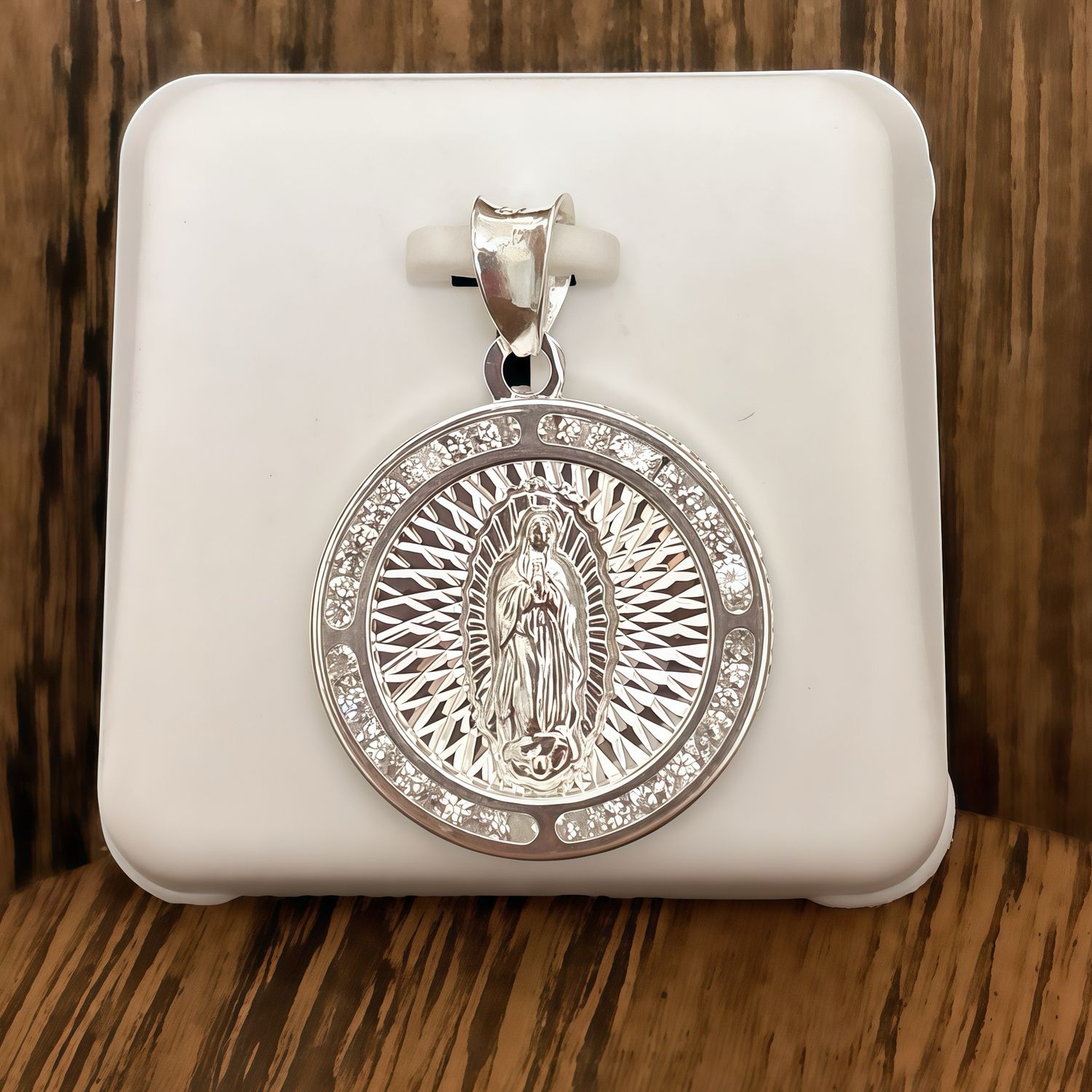 Dije Medalla Virgen de Guadalupe Diamantada, mide3cm, Plata Mexicana 925
