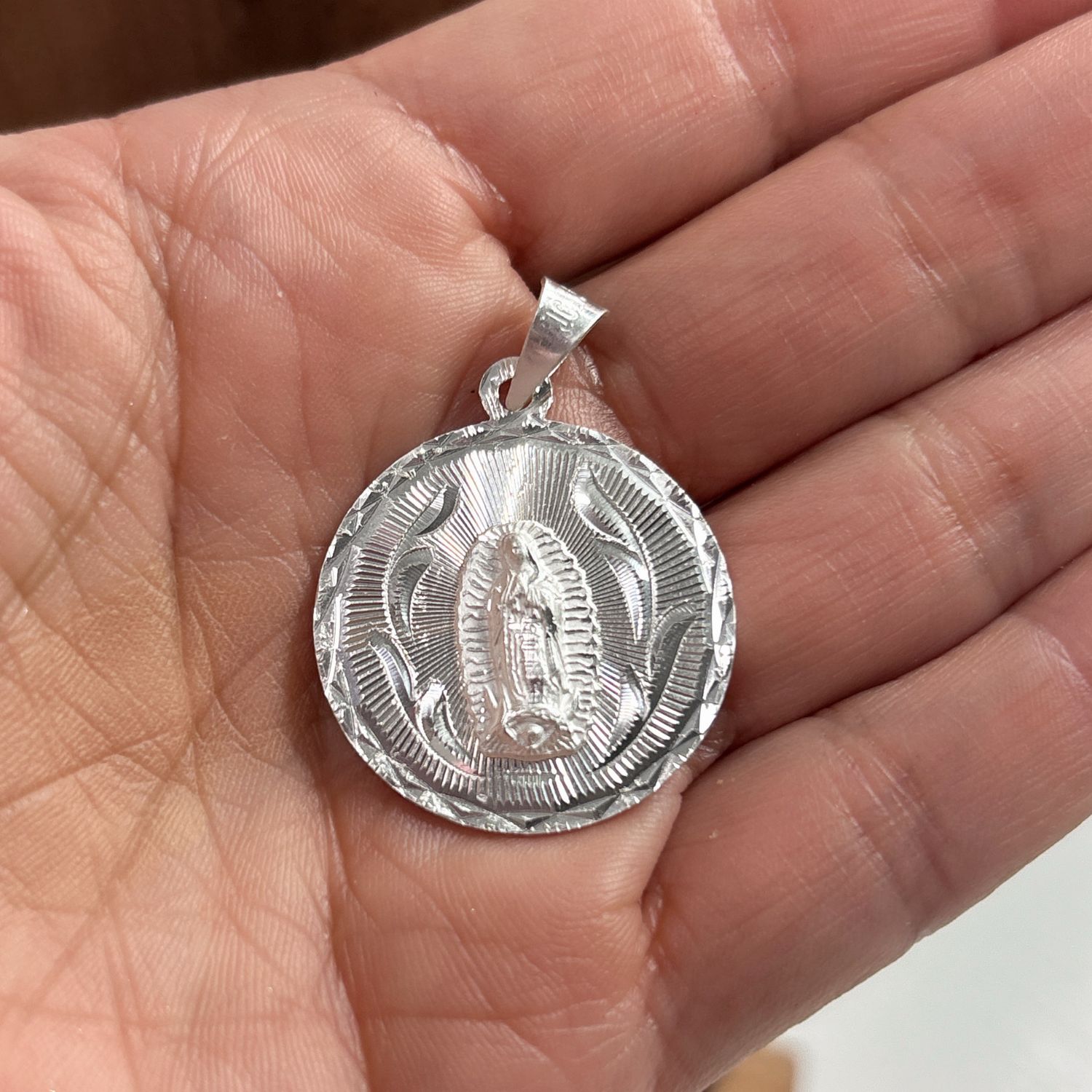 Dije Medalla Virgen de Guadalupe Diamantada.mide 4cm, Plata Mexicana 925