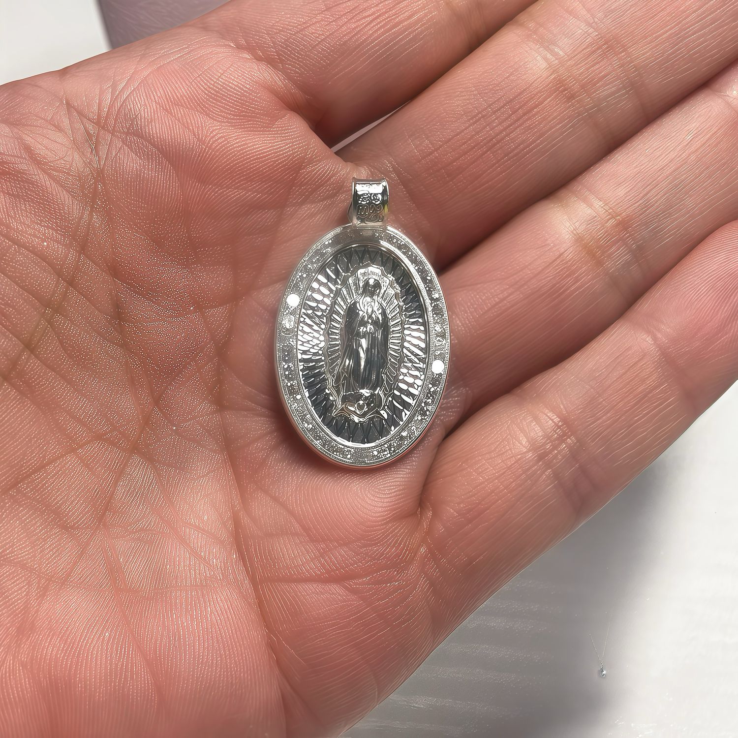 Dije Medalla Ovalada Diamantada micro zirconias, mide3.5CM Plata Mexicana 925