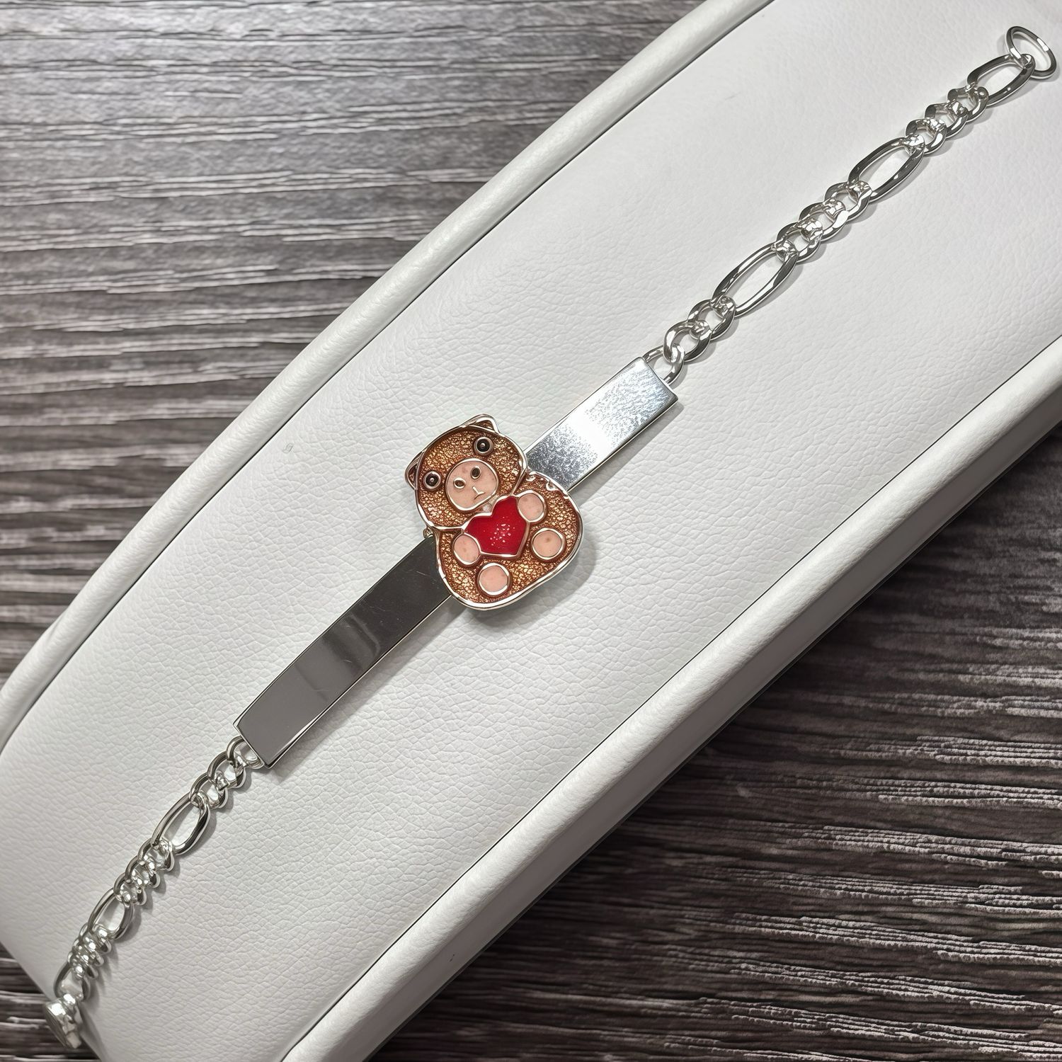 Pulsera Figaro con placa capybara 5" de largo, 3mm de ancho, Plata 925 MX