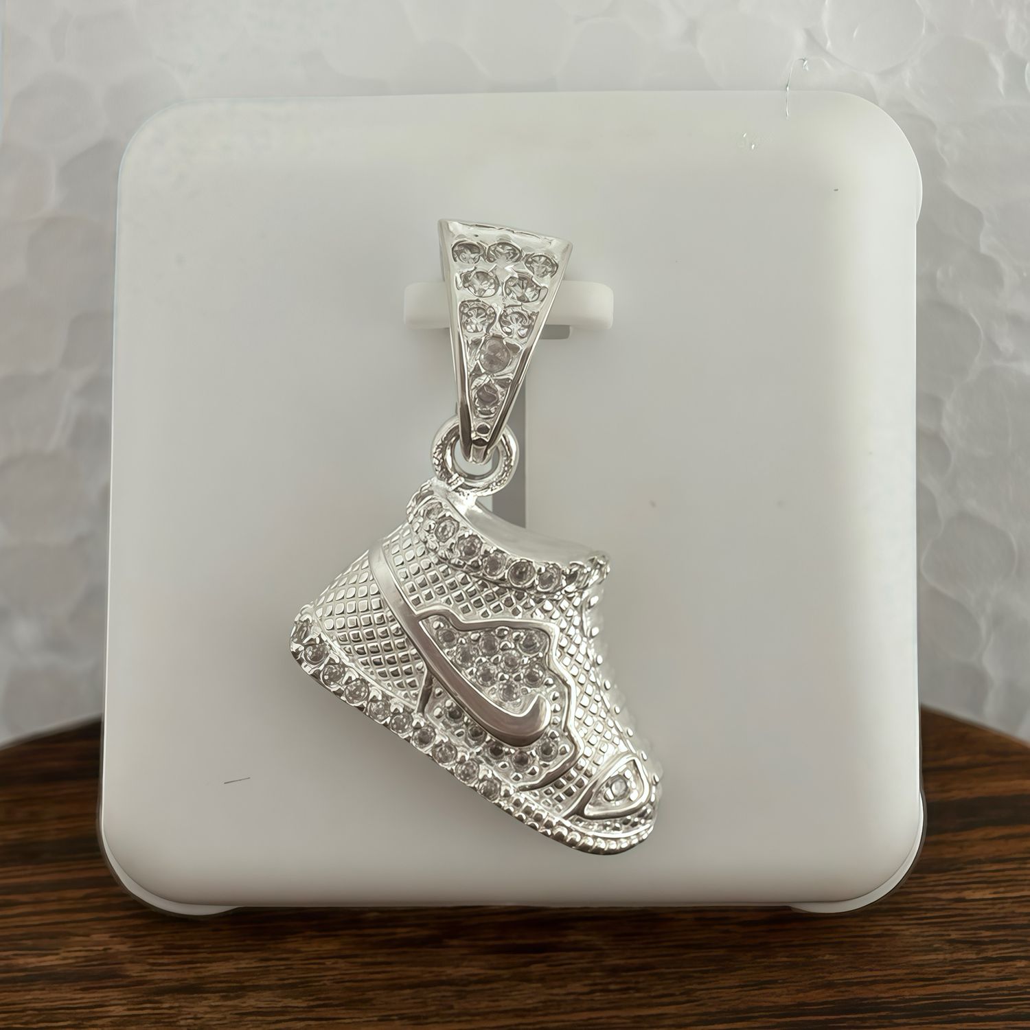 Dije Tennis Nik con microzirconias, mide 3cm, Plata 925 Mexicana.