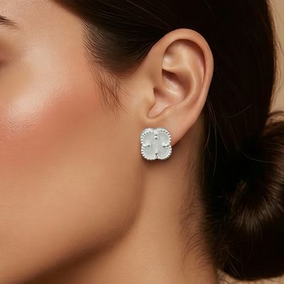 Arete trebol Esmaltado Blanco 9mm, Broche de mariposa, Plata 925 Mexicana