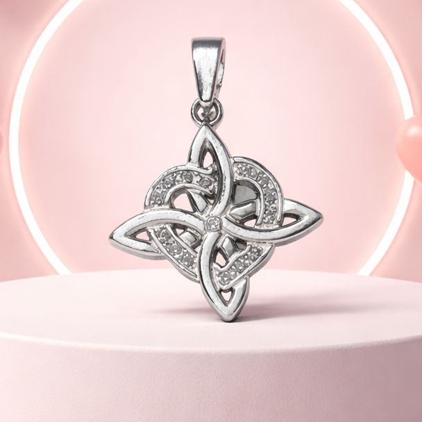 Dije Nudo de Bruja Corazon  mide 3.5 CM, Plata 925 Mexicana