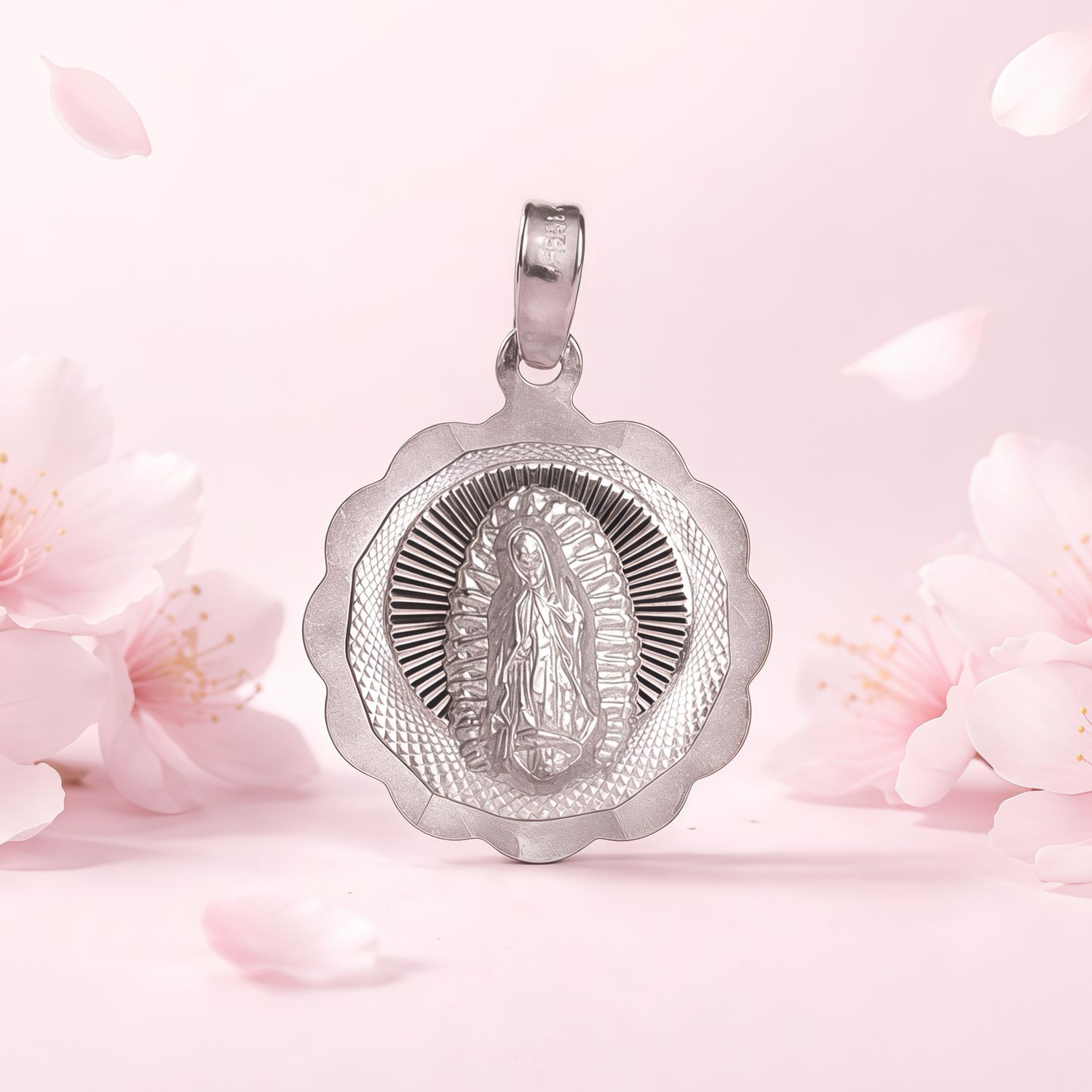 Medalla Diamantada Virgen de Guadalupe  mide 2.5cm  ideal para cadenas de 3mm o menos Plata 925 Mexicana