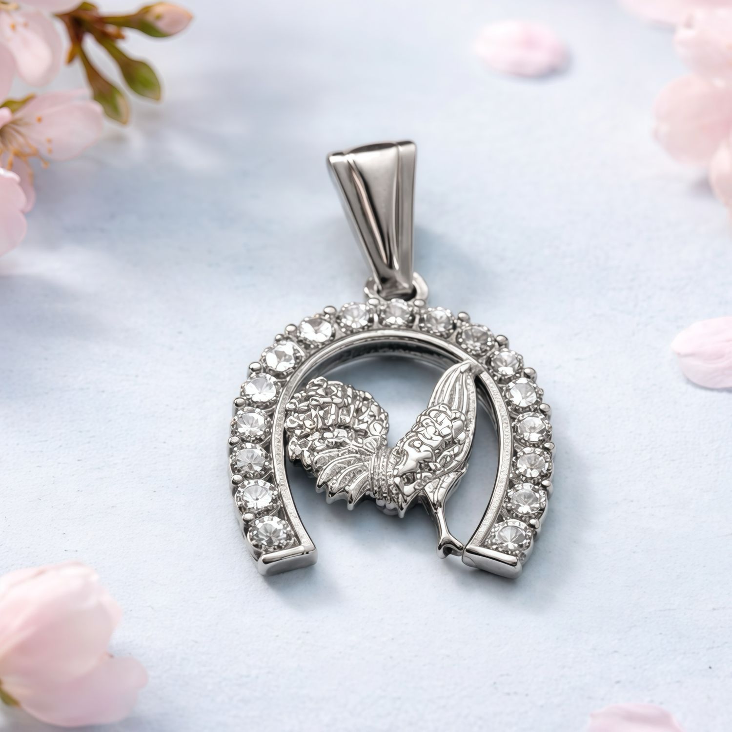 Dije Herradura con Gallito Blanco mide 3cm Plata 925