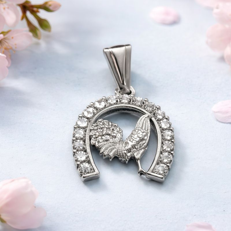 Dije Herradura con Gallito Blanco mide 3cm Plata 925
