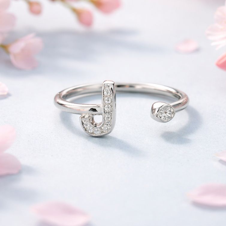 Anillo Micropabe Letra "J" Plata 925. Ajustable entre talla 6 &amp; 7