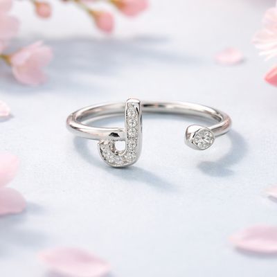 Anillo Micropabe Letra "J" Plata 925. Ajustable entre talla 6 &amp; 7