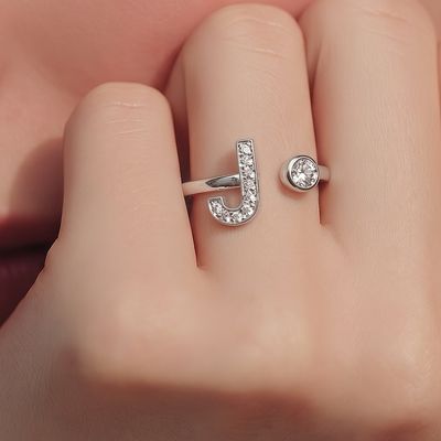 Anillo Micropabe Letra "J" Plata 925. Ajustable entre talla 6 &amp; 7