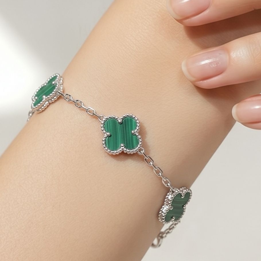 Pulsera Trébol mide hasta 8.5” de largo con extensión en color Verde Plata 925 MX 