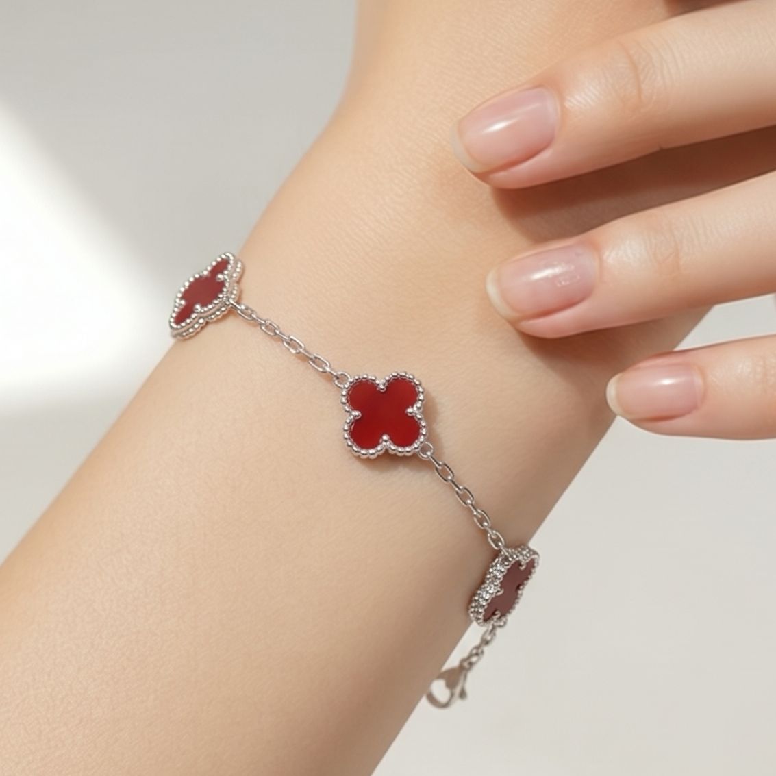 Pulsera Trébol mide hasta 8.5” de largo con extensión en color Rojo Plata 925 MX 