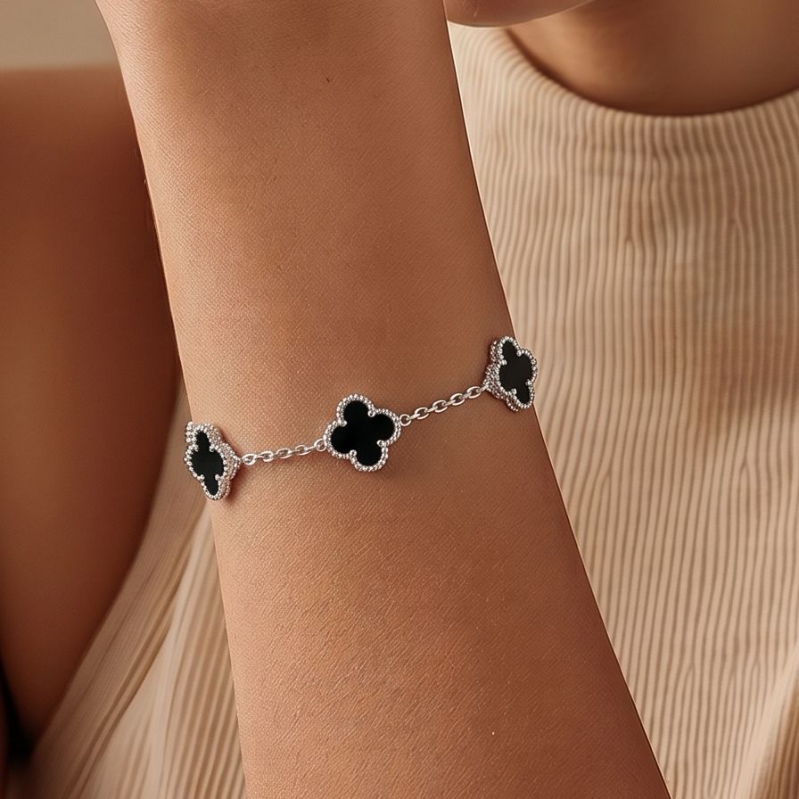 Pulsera Trébol mide hasta 8.5” de largo con extensión en color Negro Plata 925 MX 