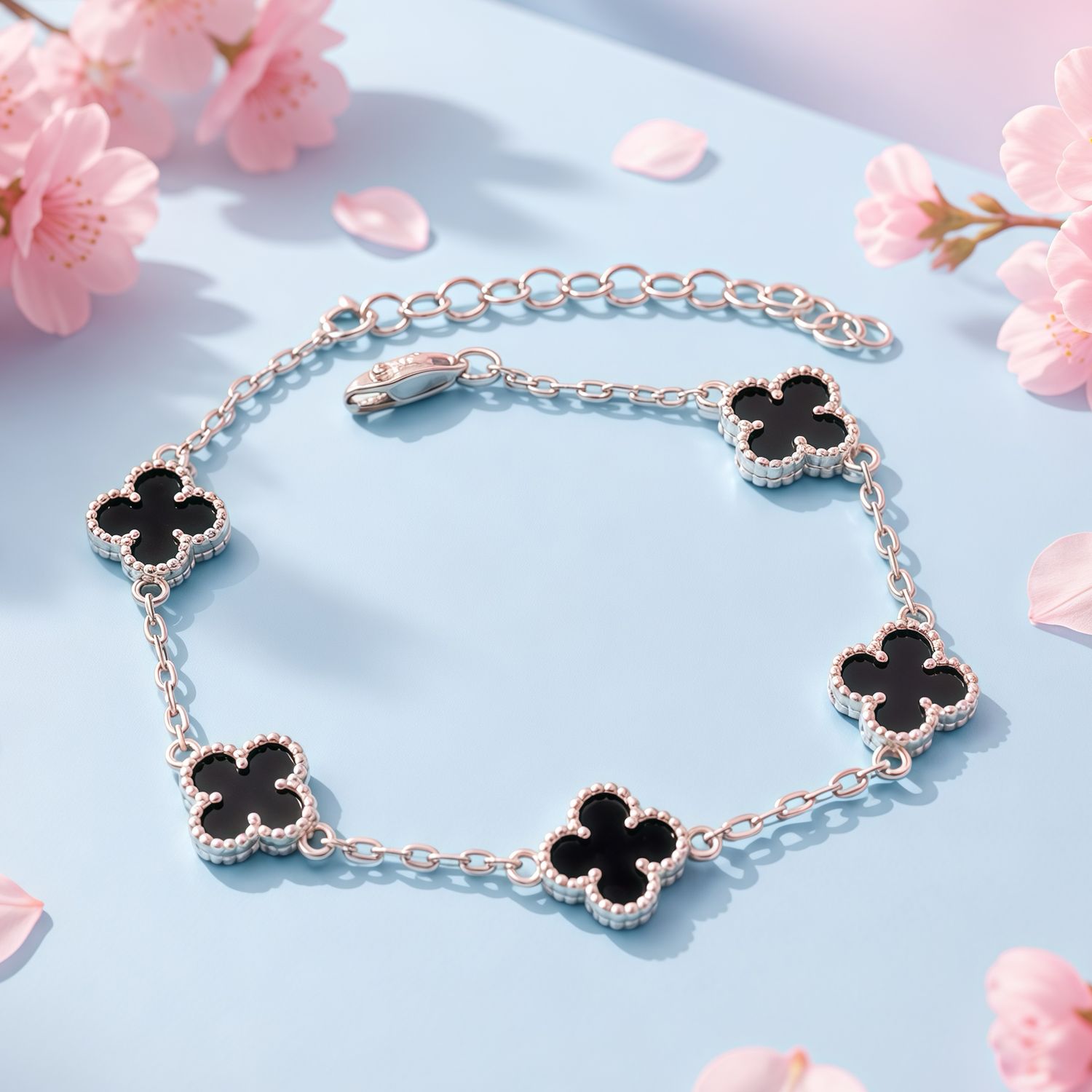 Pulsera Trébol mide hasta 8.5” de largo con extensión en color Negro Plata 925 MX