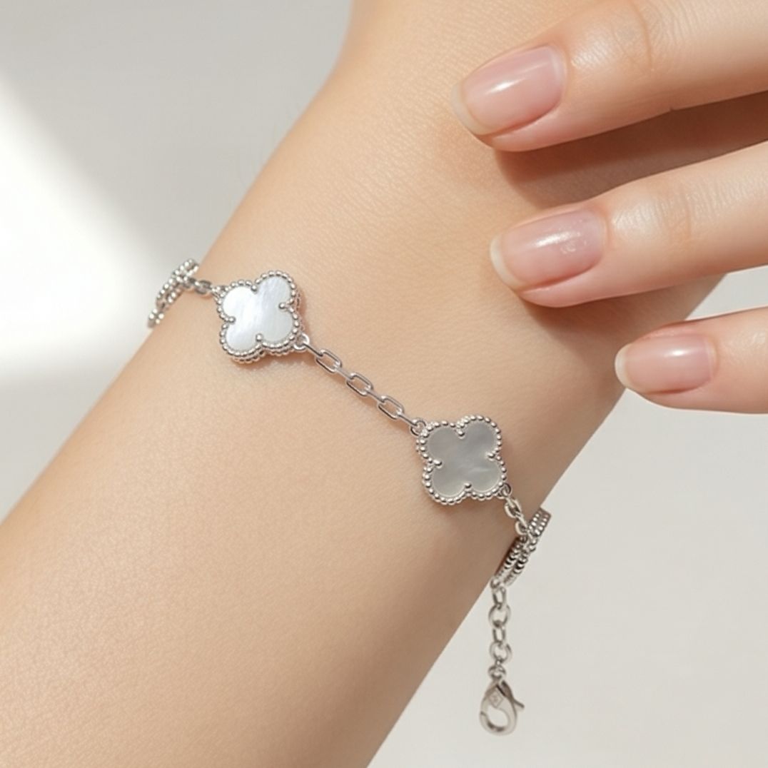 Pulsera Trébol mide hasta 8.5” de largo con extensión en color Blanco Plata 925 MX 
