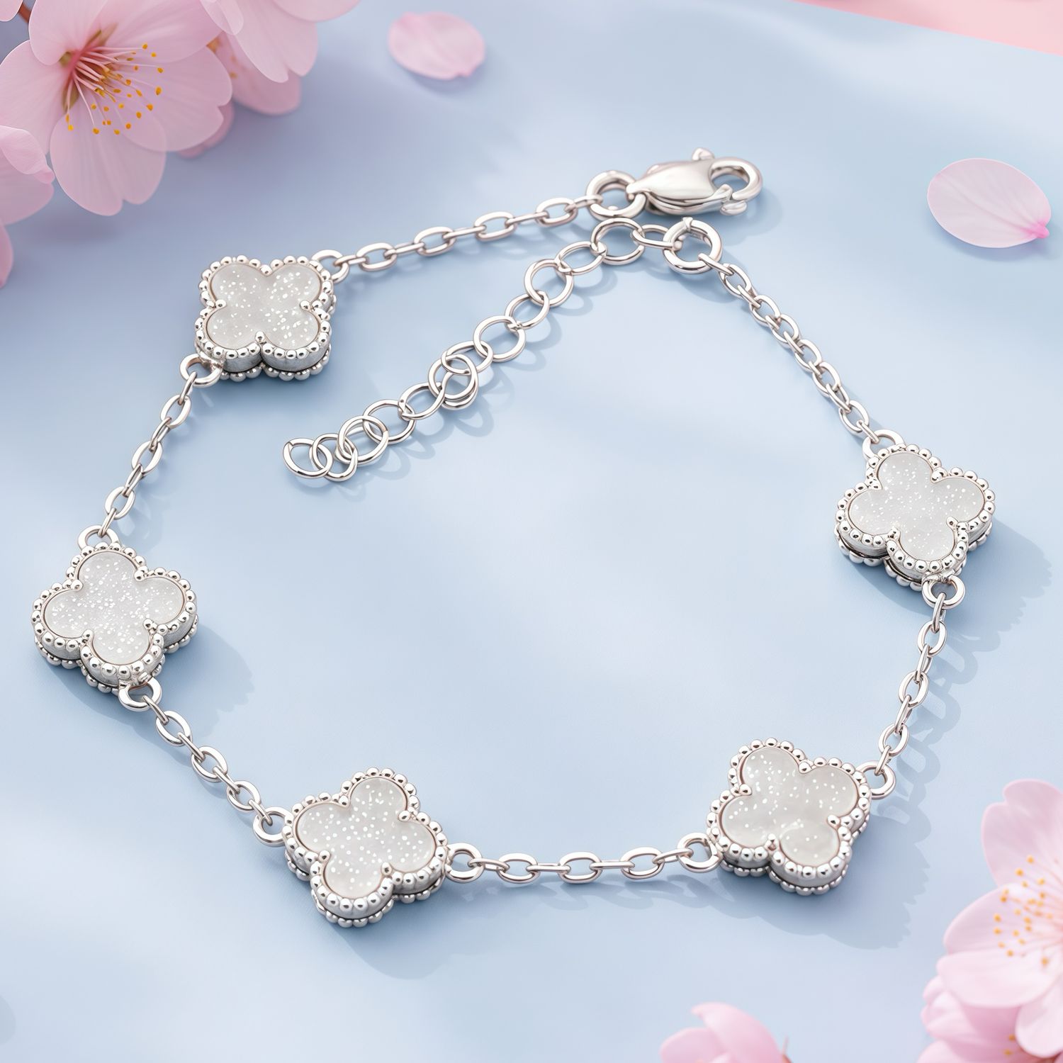 Pulsera Trébol mide hasta 8.5” de largo con extensión en color Blanco Plata 925 MX 