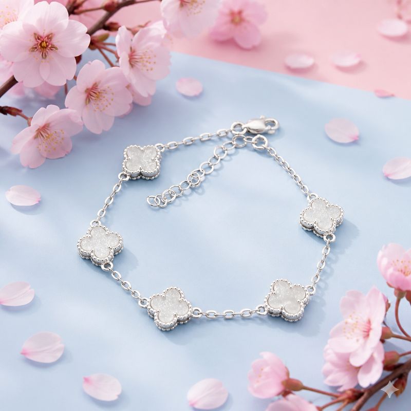 Pulsera Trébol mide hasta 8.5” de largo con extensión en color Blanco Plata 925 MX 