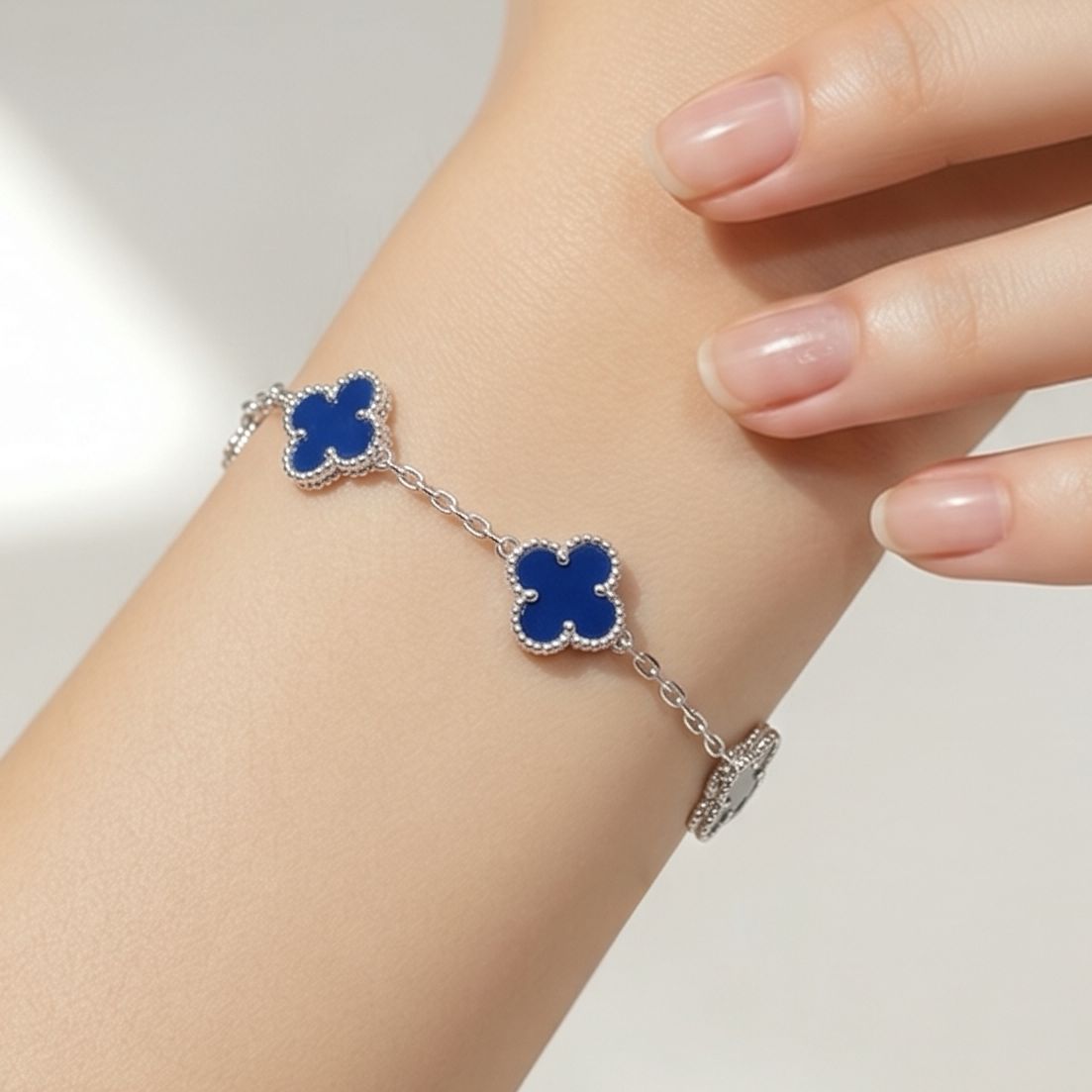 Pulsera Trébol mide hasta 8.5” de largo con extensión en color Azul Marino Plata 925 MX 