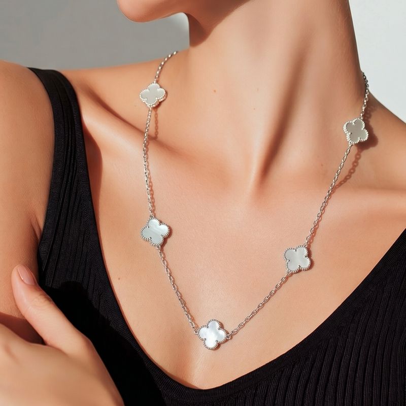 Collar Trébol mide 20 de largo color Blanco Plata 925 MX 
