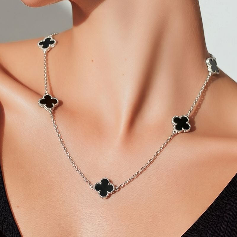 Collar Trébol mide 20” de largo  color Negro Plata 925 MX 