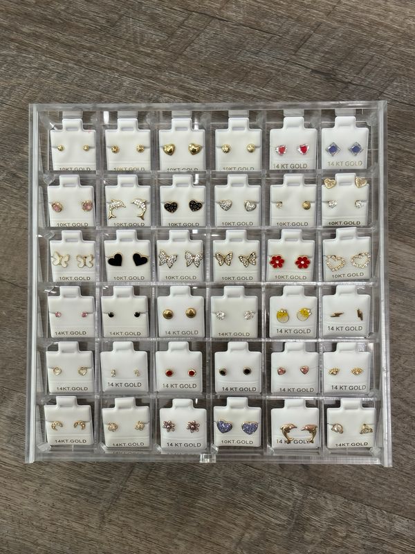 Charola mixta Broquel de oro de 10 y 14K 36 pares.
