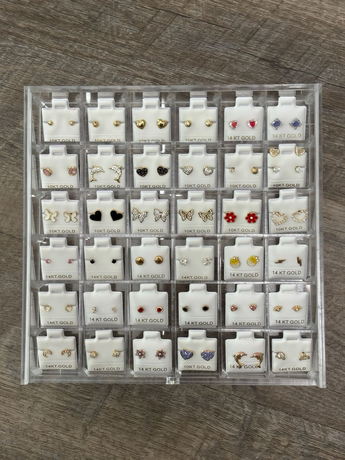 Charola mixta Broquel de oro de 10 y 14K 36 pares.