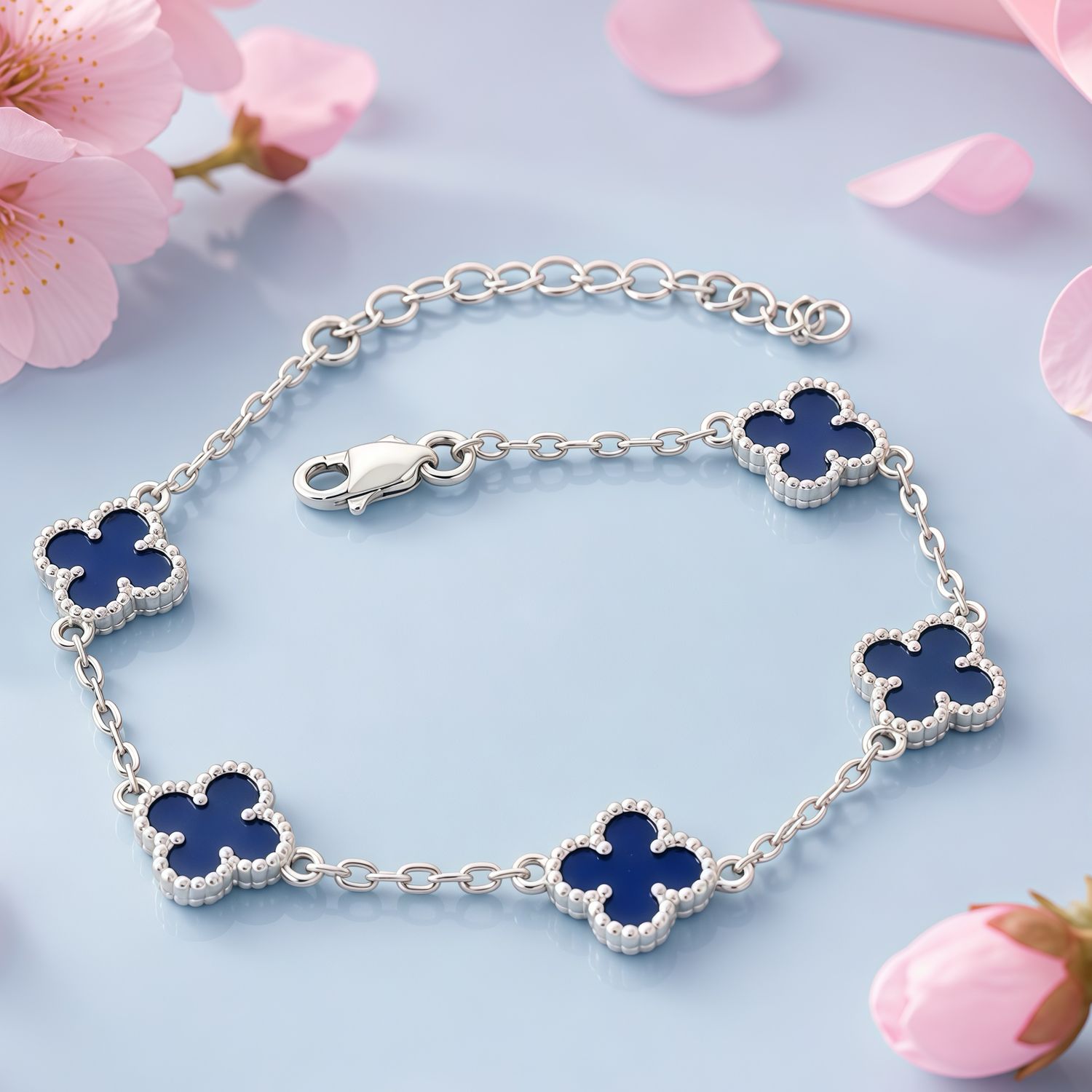 Pulsera Trébol mide hasta 8.5” de largo con extensión en color Navy Plata 925 MX