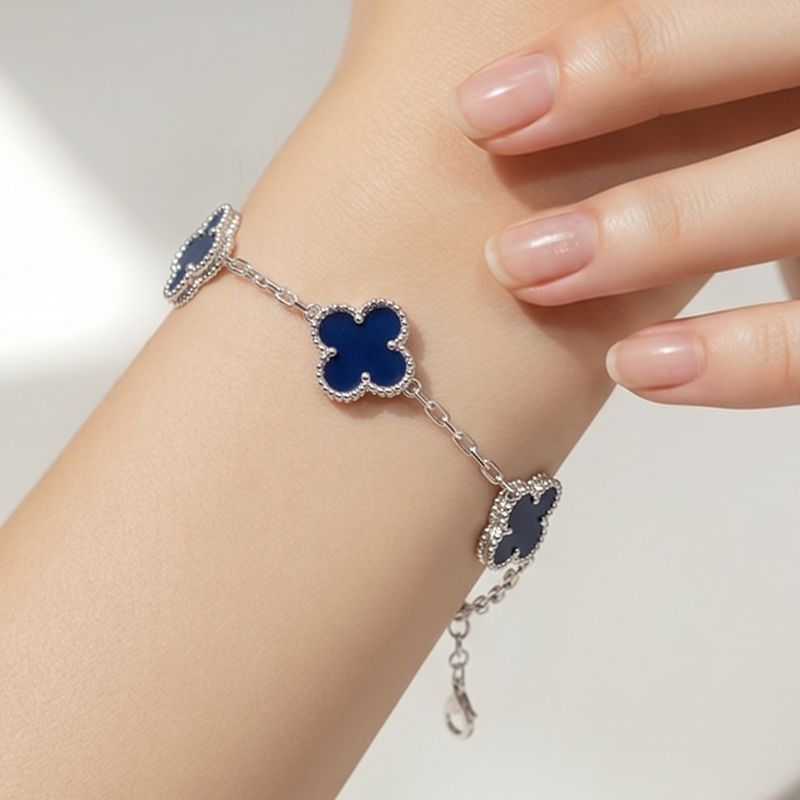 Pulsera Trébol mide hasta 8.5” de largo con extensión en color Navy Plata 925 MX