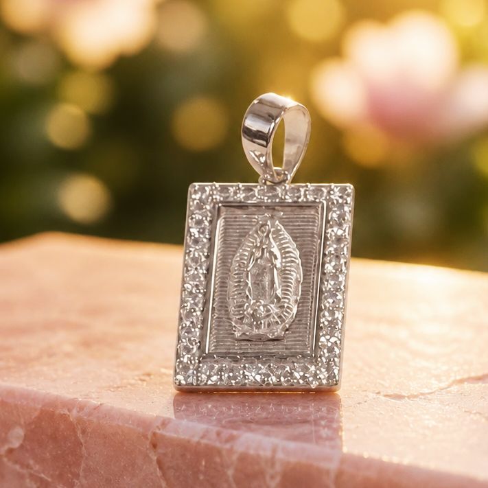Dije Fancy Virgen de Guadalupe  con Piedra Micropabe mide 3.5cm, Ideal para cadenas de 4mm o Menos, Plata tailandesa