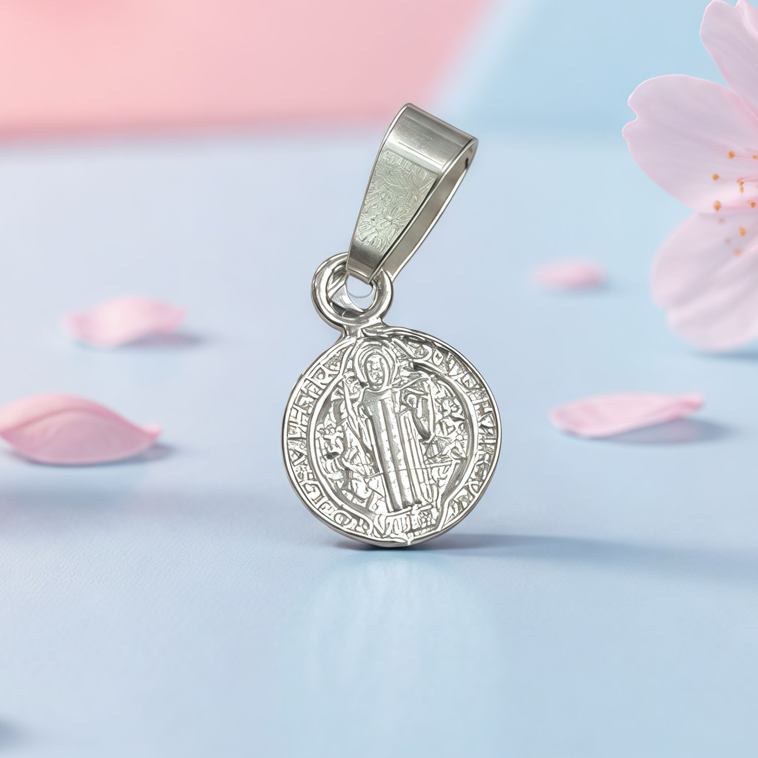 Dije Medalla San Benito Mini 1cm Plata 925 Mexicana, ideal para cadenas de 3mm o menos