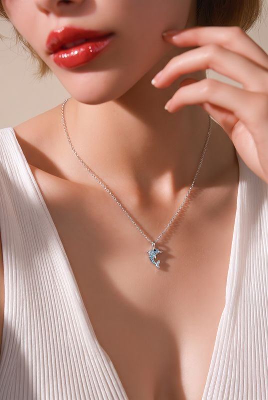 Collar Delfin con cristales mide 1cm, cadena 18" de largo Plata 925 Thailandesa